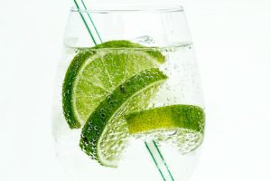 V letních dnech osvěží lehké domácí ovocné nápoje